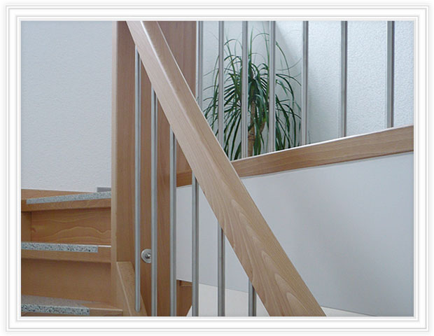 Anbringung Unterputz und harzgebundener Oberputz.