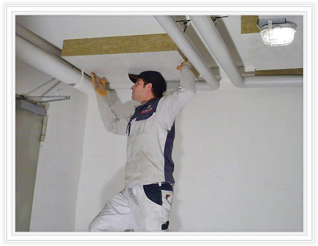 Herstellung und Anbringung Pilaster, Kapitell und Stuckgesims.